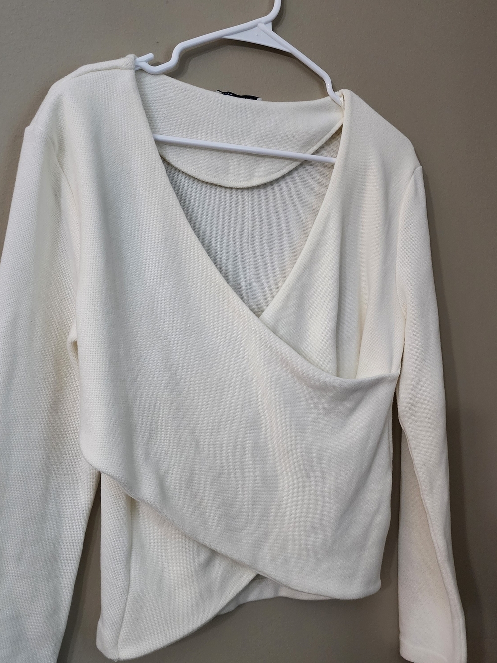 Zara Off-White Knit Top Women Size M Crossbody v-neck, long sleeve. - Picture 3 of 5